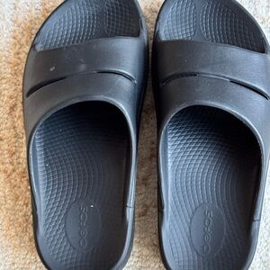 Oofos OOahh Black Recovery Slide Sandals Size W9 / M7